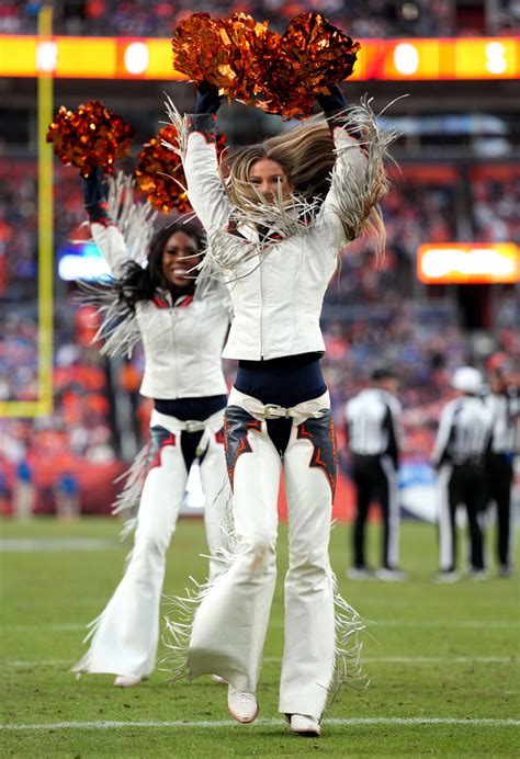 berleigh wright|Broncos cheerleader Berkleigh Wright named SI。